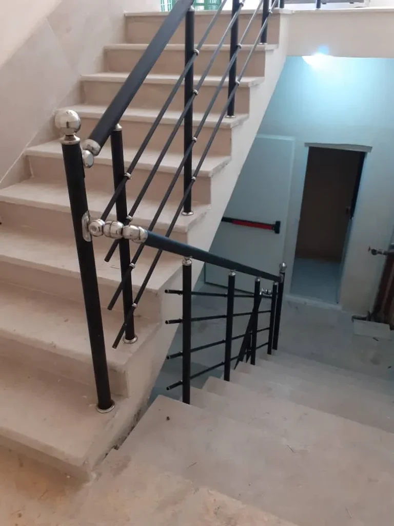 طرح اجرایی نرده استاتیک مشکی در نکا مشاهده نمونه کار و تغییر دکوراسیون راهرو