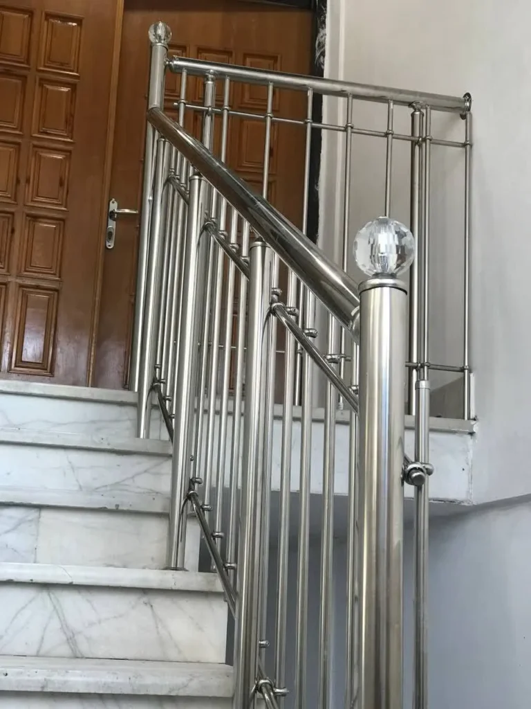 نمونه کار دکور دیزاین طرح اجرایی نرده استیل عمودی در ویلای شهر ساری