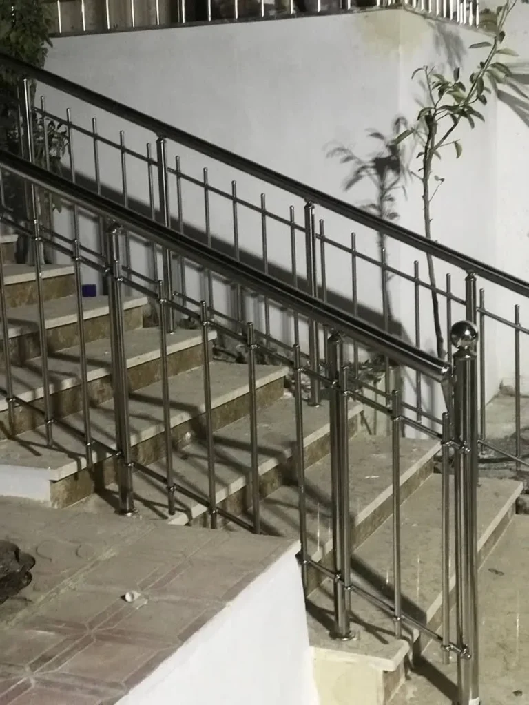 نمونه کار دکور دیزاین طرح اجرایی نرده استیل عمودی در ویلای شهر ساری