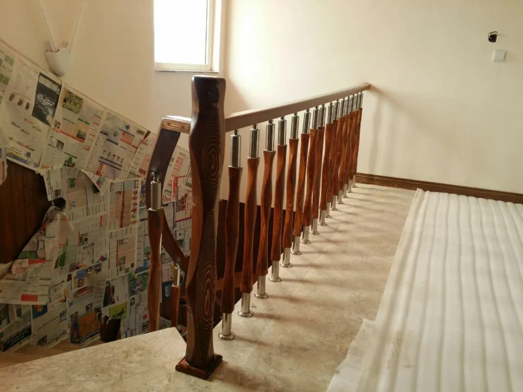 مشاهده نمونه کار نرده سی‌ان‌سی چوبی ویلای نکا