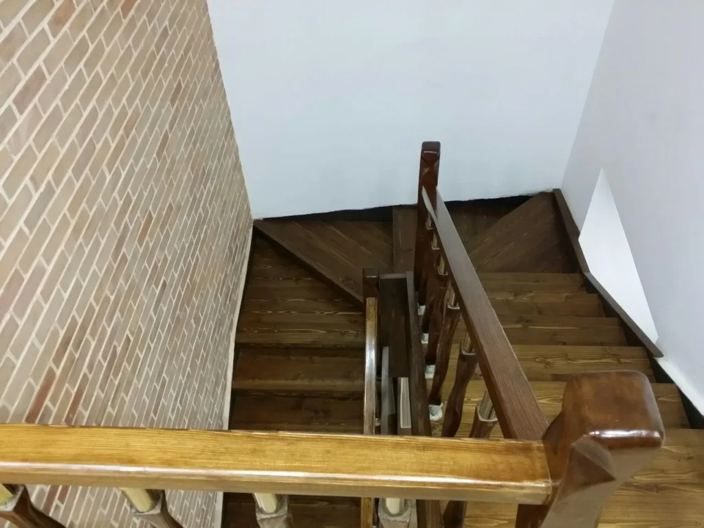 مشاهده نمونه کار نرده سی‌ان‌سی چوبی ویلای نکا