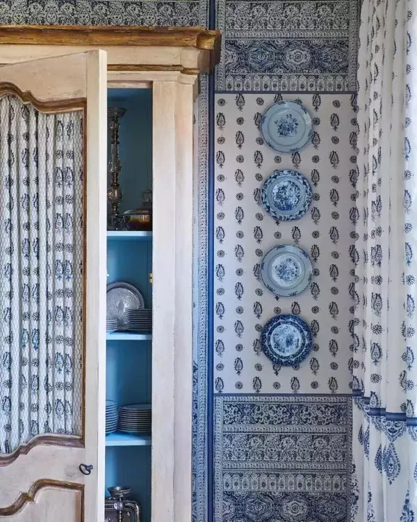 بشقاب‌ها با کاغذدیواریِ هماهنگ