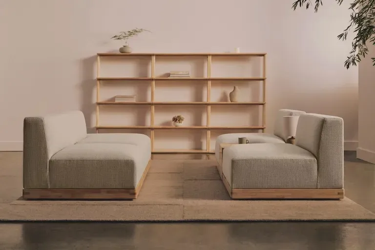 نشستن روی مبل