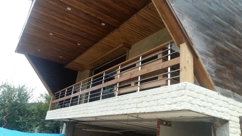 نمونه کار اجرای نرده چوب و استیل در ویلای نوشهر