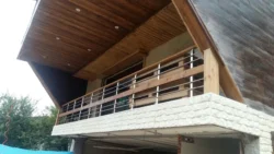 نمونه کار اجرای نرده چوب و استیل در ویلای نوشهر
